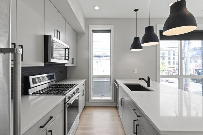 Building Photo - 1 bedroom in Chicago IL 60657