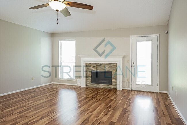 Building Photo - 2110 Castle Dr
