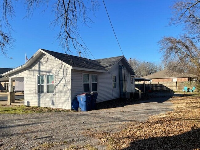 Building Photo - 2 bed/1 bath house