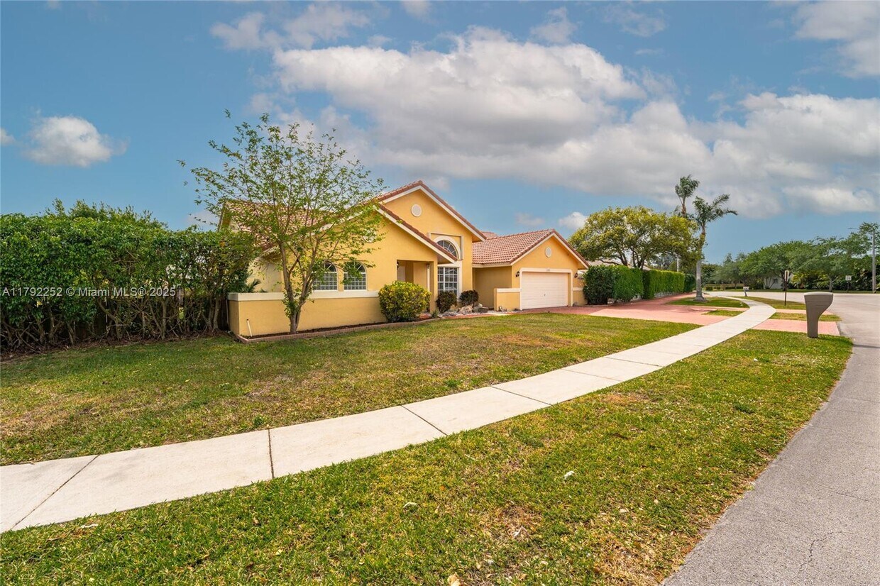 Primary Photo - 1400 SW 54th Ave