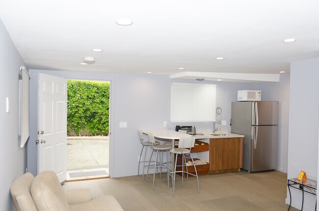Kitchenet/Entry - 22052 De la Guerra St