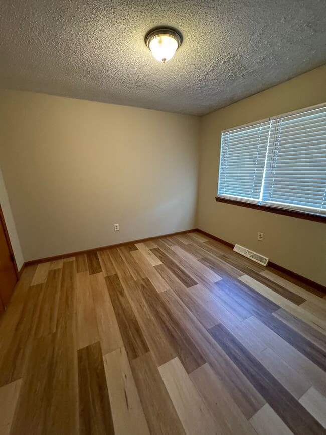 Building Photo - Spacious 3 Bedroom Split-Level Duplex