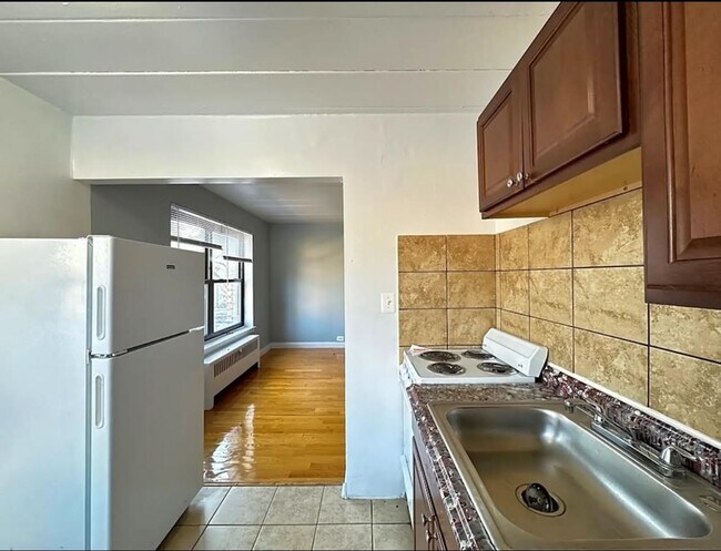 Building Photo - 1360 W Touhy Ave
