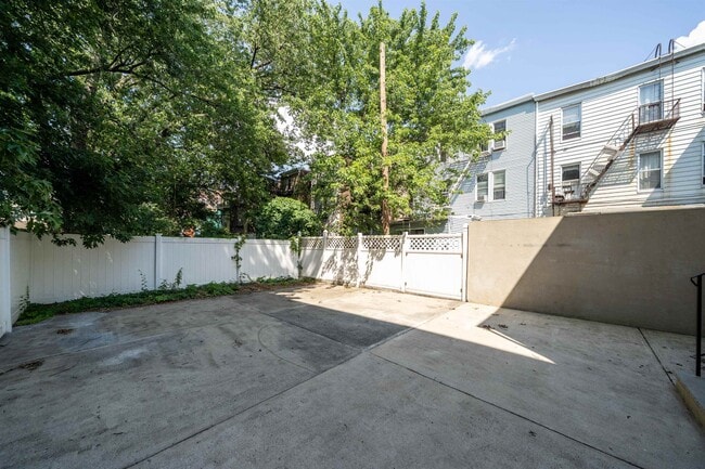 Building Photo - 408 Monastery Pl