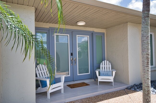 Building Photo - Seasonal Venice Island Pool Home half block from Golden Beach deeded access to the Gulf!