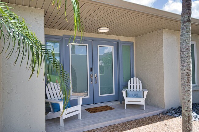 Foto del edificio - Seasonal Venice Island Pool Home half block from Golden Beach deeded access to the Gulf!