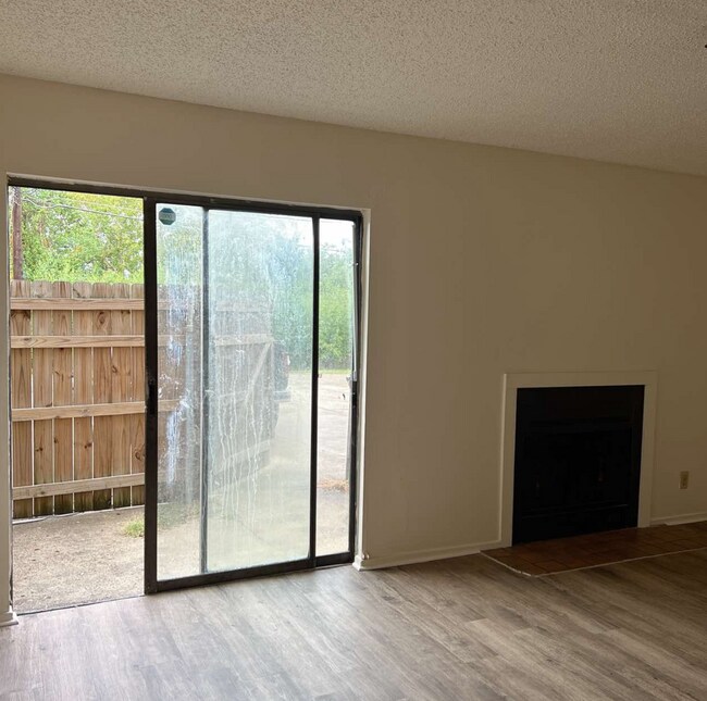 Building Photo - 57 W Elmwood Dr