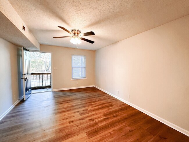 Foto del edificio - 470 Martha Ln