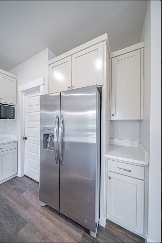 Building Photo - Beautiful 4-Bedroom Townhome for Rent off of Sunnyside in Idaho Falls