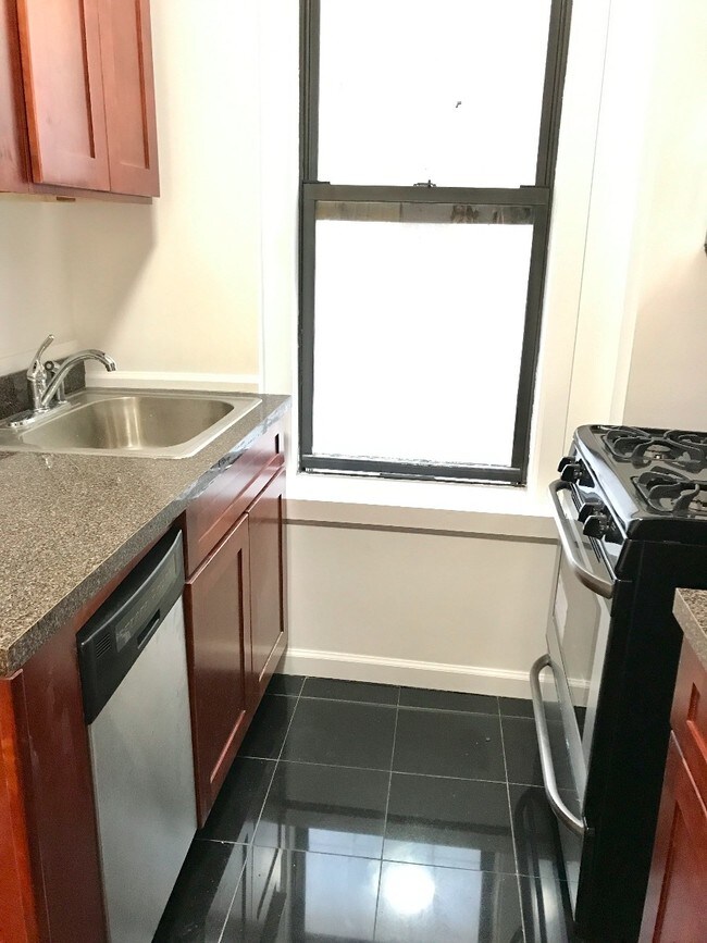 Building Photo - 19 E 109th St
