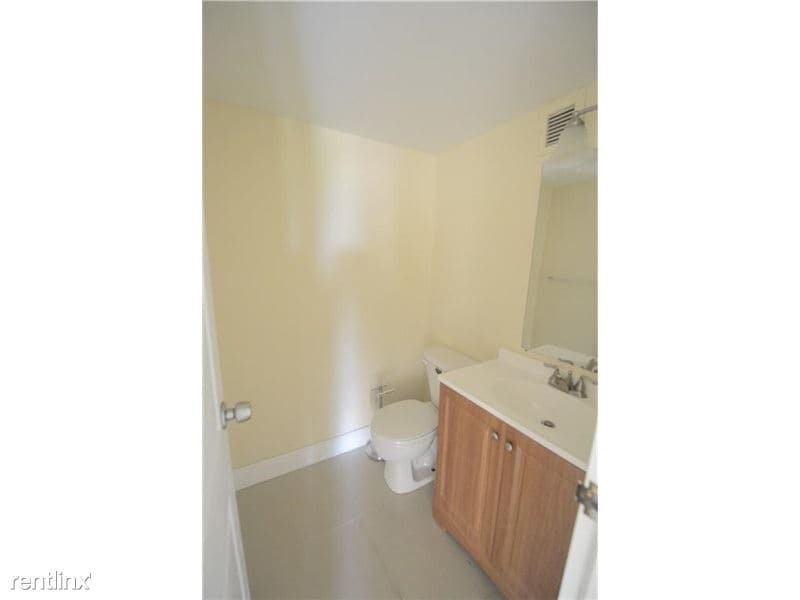 Building Photo - 2100 Diana Dr