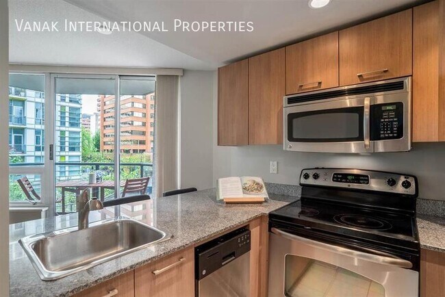 Building Photo - Charming 1-Bedroom Apartment in Vibrant Downtown Vancouver