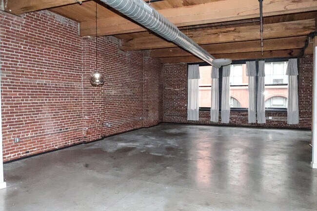 Exposed brick, timbered ceilings, exposed duct work, polished concrete floors...This is a true loft! - 1015 Washington Ave