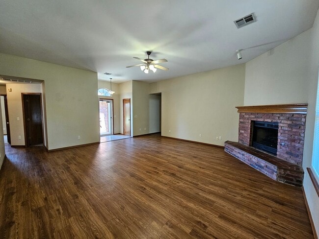 Building Photo - (3) Bed/(2) Bath SE OKC Avail NOW! Moore P...