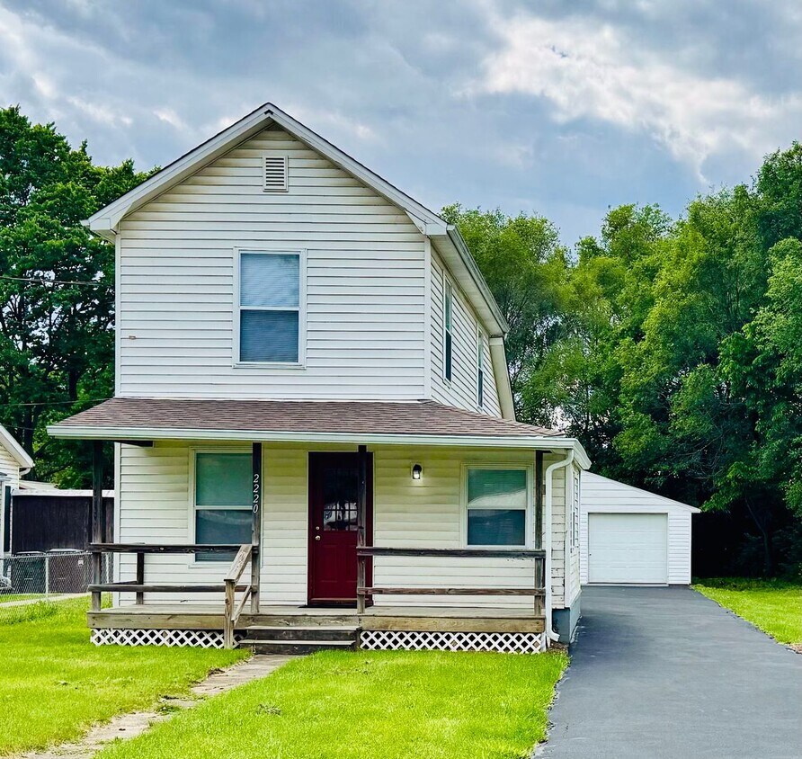 Foto principal - Like new with 2 car garage!