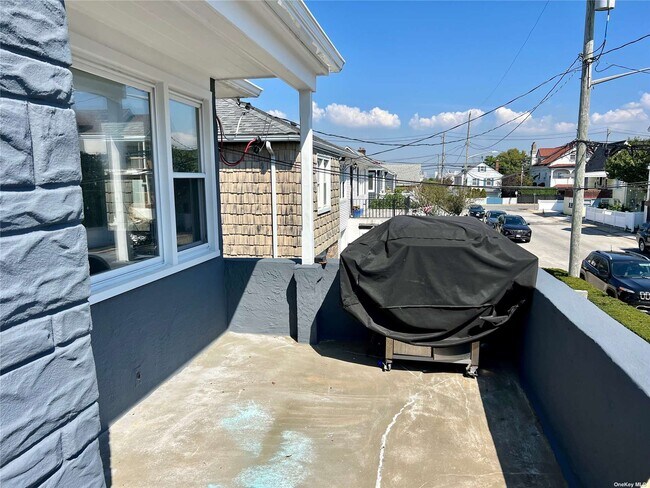 Building Photo - 91 Troy Ave