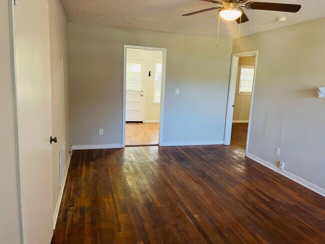 Building Photo - 531 Locke St