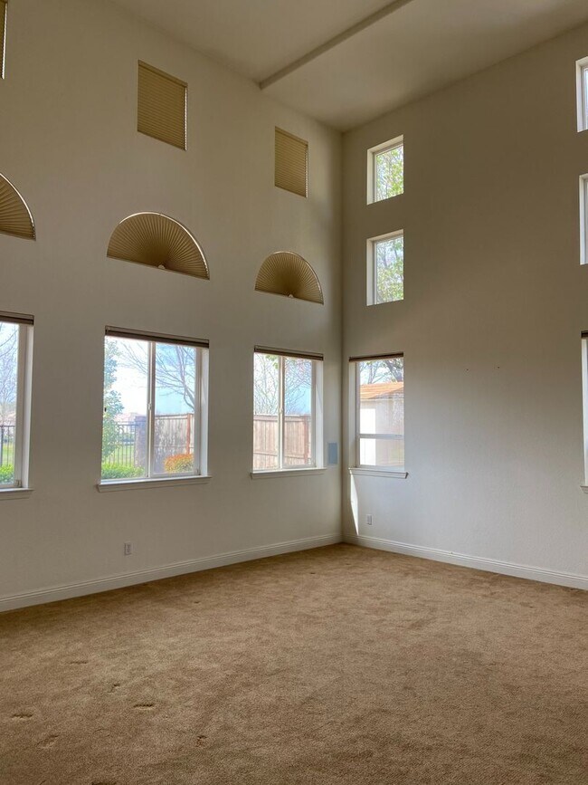 Building Photo - Empire Ranch 4 Bdrm, 3 bath