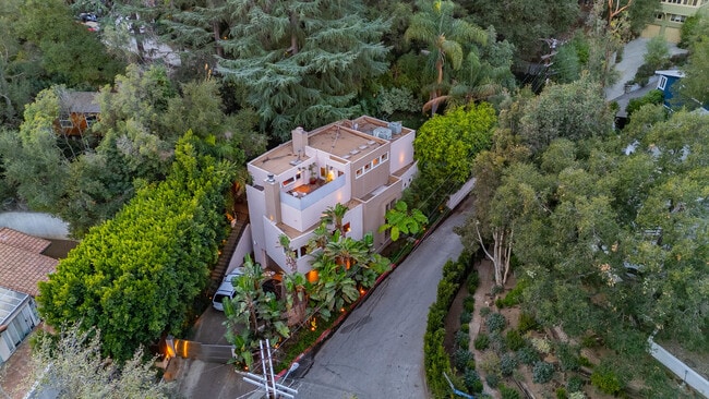 Building Photo - 2423 Horse Shoe Canyon Rd