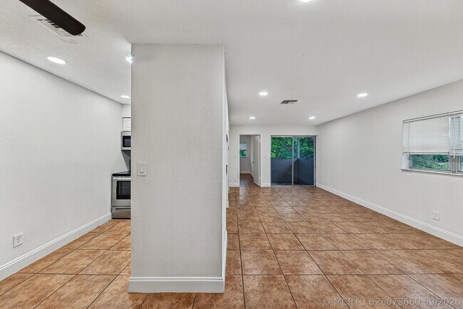 Building Photo - 825 SW 10th St