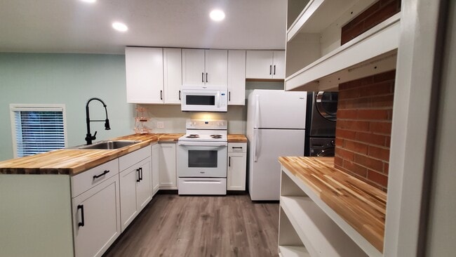 Building Photo - 2412 Jacqueline Cir