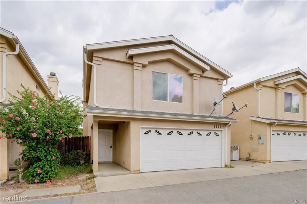 Foto principal - 4 br, 4 bath Townhome - 9231 1/2 Cedros Ave