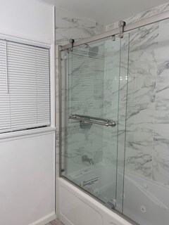 Italian Marble whirpool bath. - 5335 Whitsett Ave