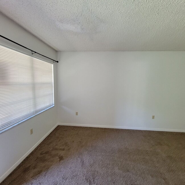 Building Photo - 2 bed 1.5 bath just remodeled