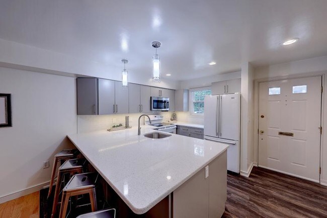 Foto del edificio - Excellent Wayland Square location!