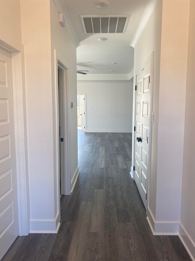 Foto del edificio - 14205 Cooper Orbit Rd