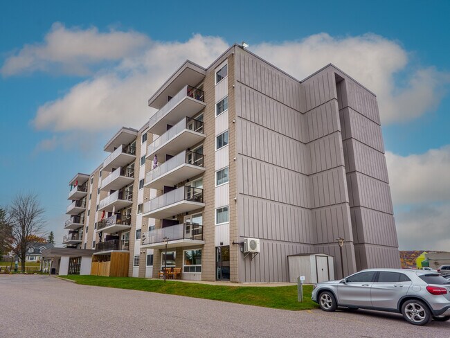 Photo du bâtiment - Gloria Gardens Apartments
