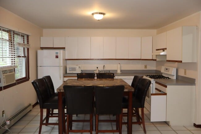 Building Photo - 17 Bronxville Ln