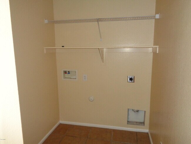 Building Photo - 42707 W Sunland Dr