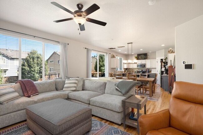 Building Photo - Stunning 5 Bed 3.5 Bath Home!