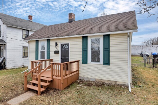 Building Photo - 566 E Locust St