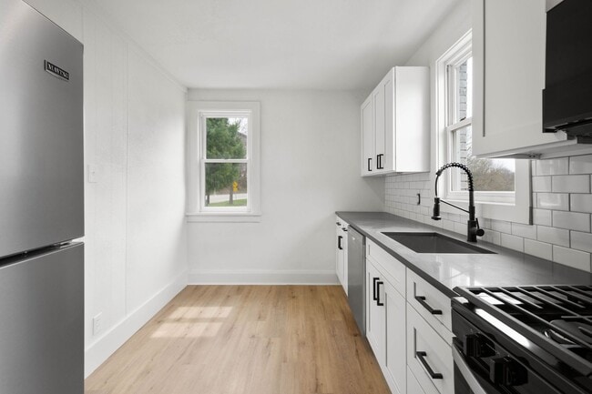 Foto del edificio - MOVE IN READY FOR NOV 1ST!! RENOVATED 2-BE...