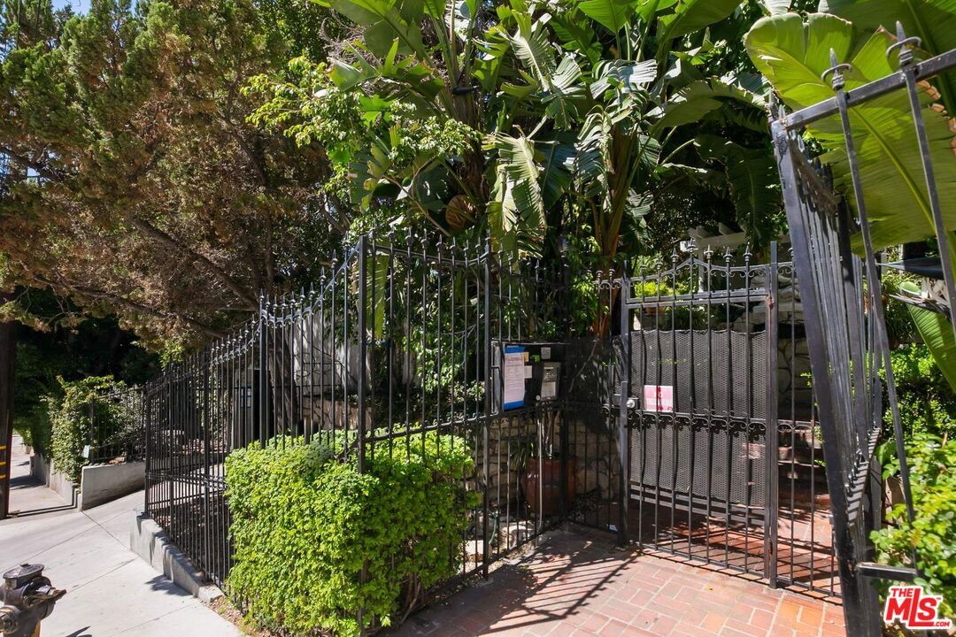 Primary Photo - 1323 N Olive Dr