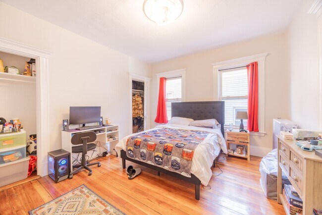 Foto del edificio - NICE ALLSTON 4.5 BED/2 BATH ON BRAINERD RD W/ HT&HW INCLUDED