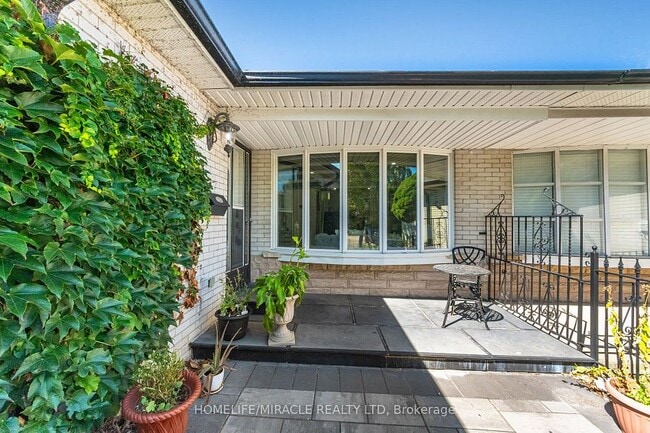 Building Photo - 765 Eaglemount Cres