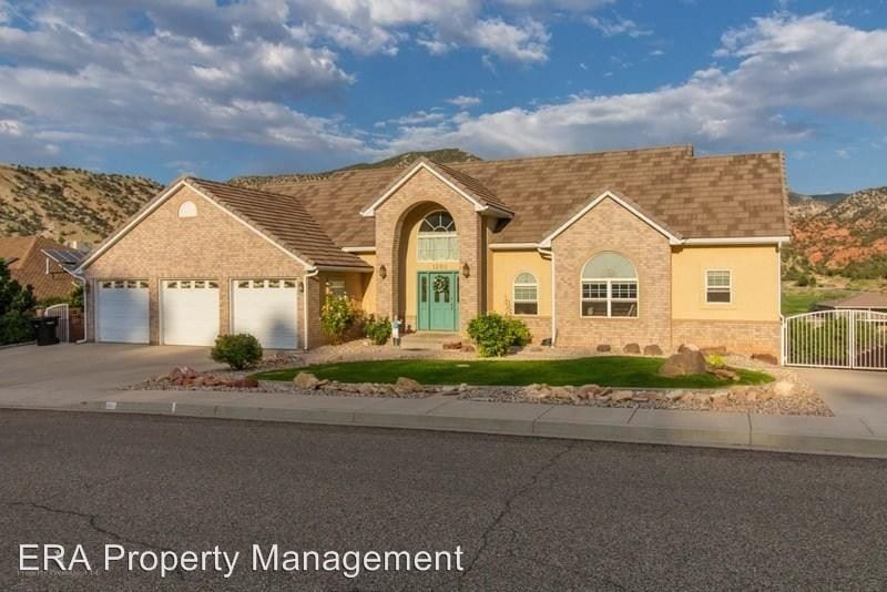 Primary Photo - 5 br, 3.5 bath House - 1262 N Fairway Dr.