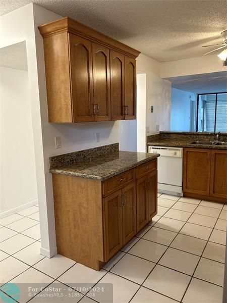 Foto del edificio - 6123 Coral Lake Dr