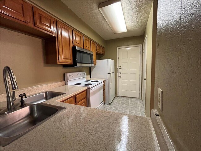 Foto del edificio - 8545 Midpark Rd