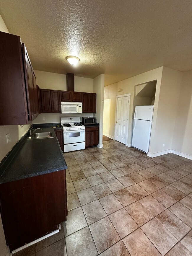 Building Photo - SE Portland 3Bed/1.5Bath Townhome