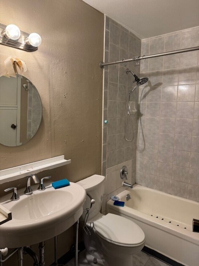 Foto del edificio - ALL PROSPECTIVE TENANTS MUST SUBMIT A $58 NON-REFUNDABLE APPLICATION FEE PER APPLICANT ONLINE AND...