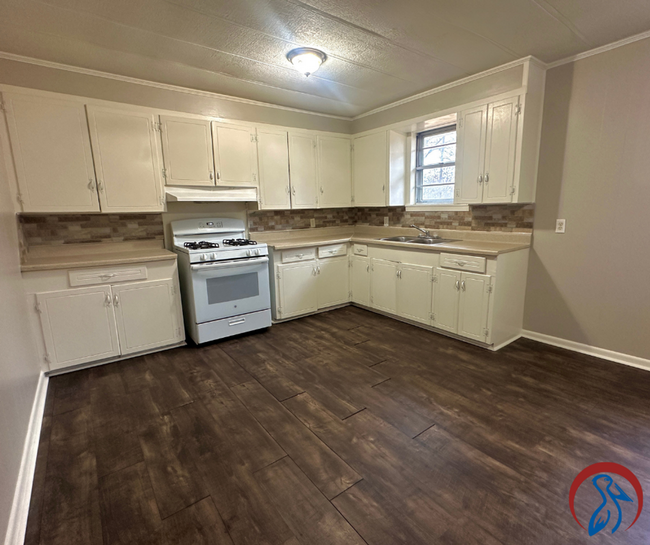 Building Photo - 3 bedroom 1 bathroom/ $925