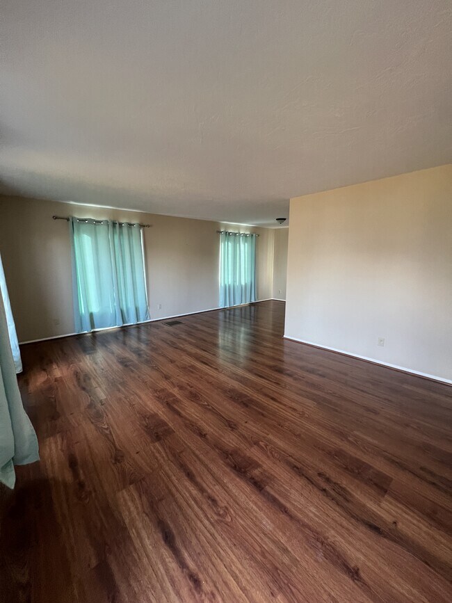 Foto del edificio - 911 Idlewilde Ct