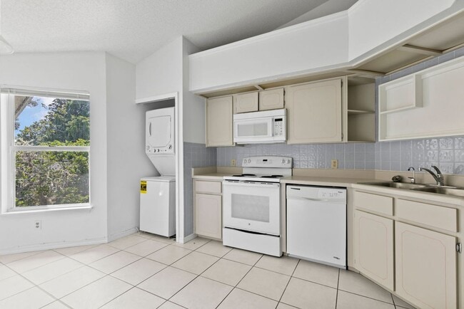 Building Photo - Super Cute Townhome in Gated Community wit...