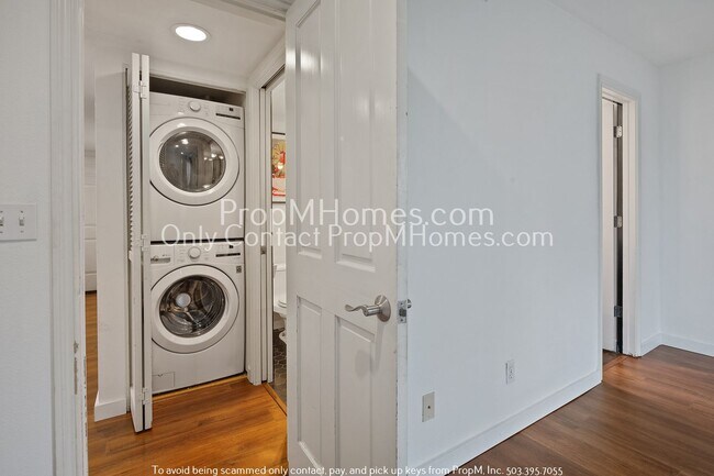 Building Photo - Discover Urban Elegance in Goose Hollow!