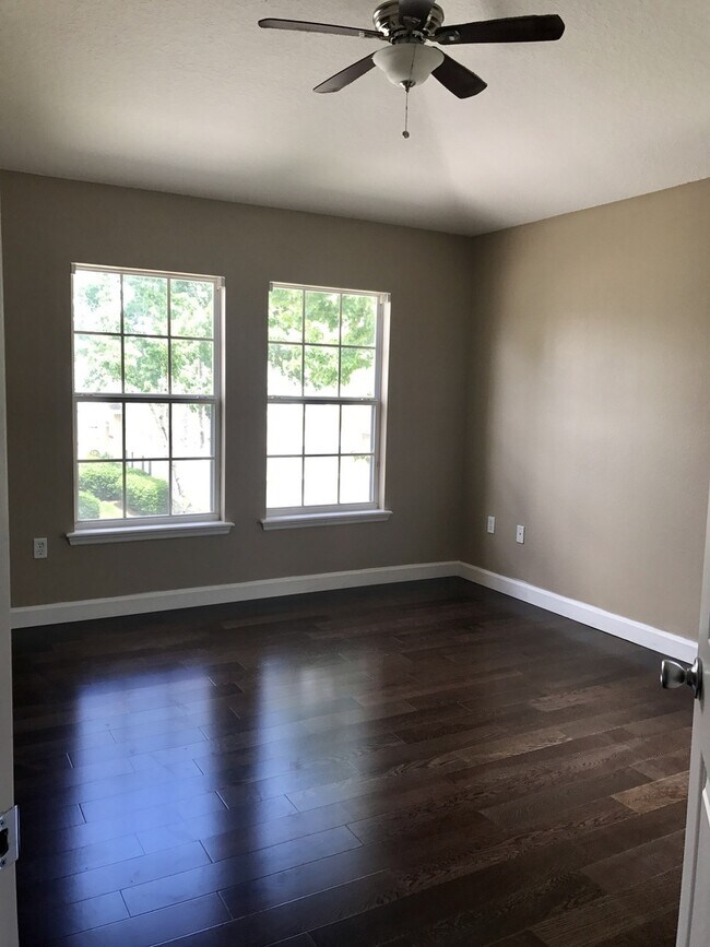 Building Photo - 2 Bed / 2 Bath Condo with 1-Car Garage in ...