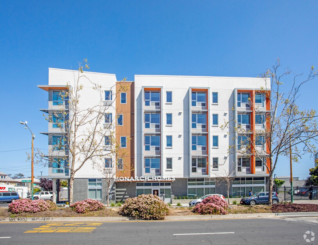 Foto del edificio - Monarch Homes
